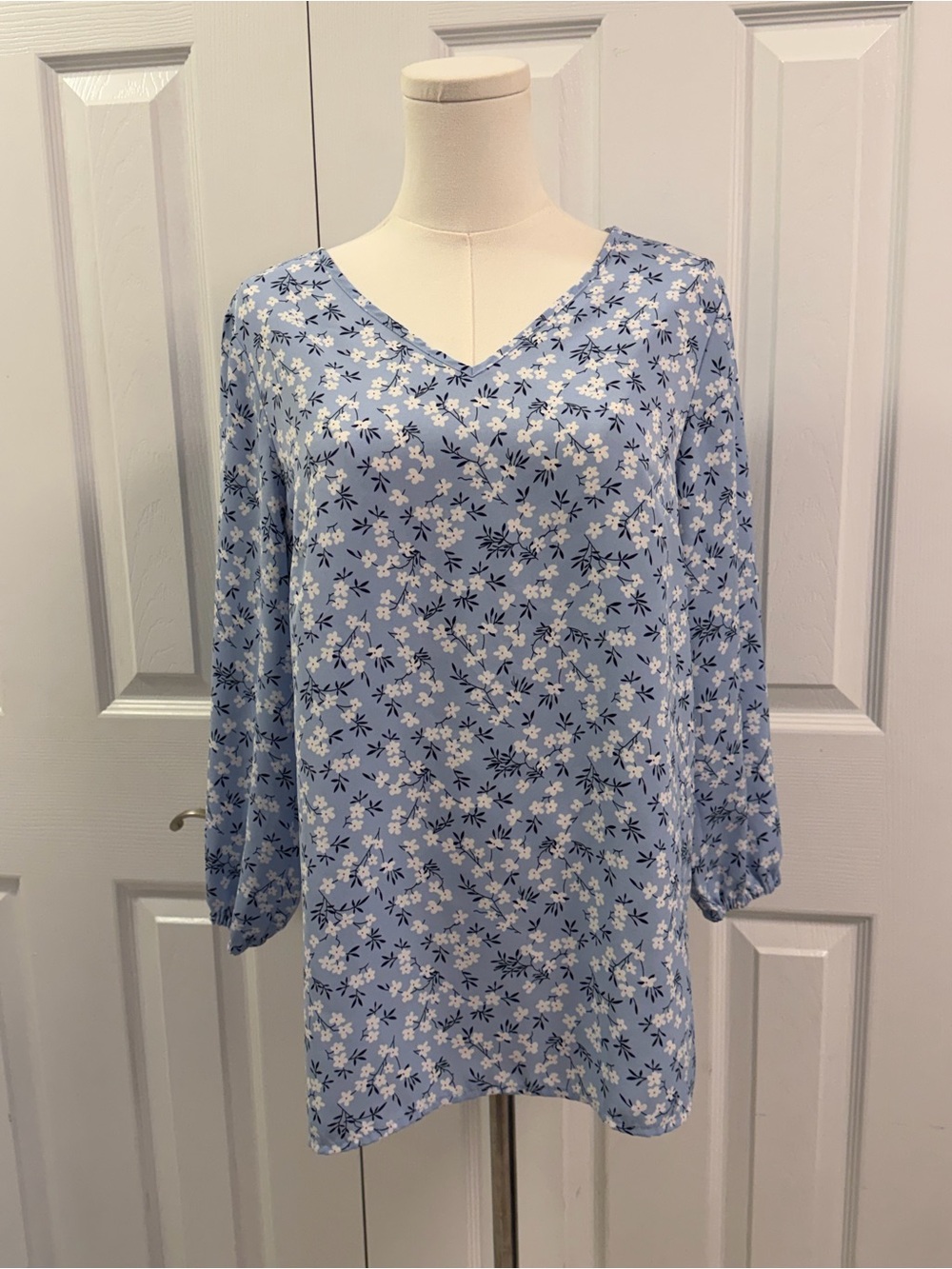 Mario Serrani Blue Floral V-Neck Blouse Long Sleeve Small